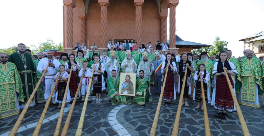 Trei ierarhi la hramul Mănăstirii Scărișoara Nouă
