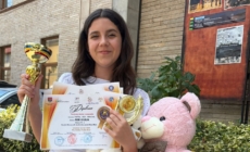 Giulia Rob, elevă a Școlii Gimnaziale „Vasile Alecsandri” Baia Mare, a primit Trofeul Genului Muzical la Festivalul „Ursulețul de Aur”
