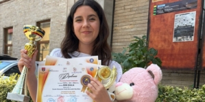 Giulia Rob, elevă a Școlii Gimnaziale „Vasile Alecsandri” Baia Mare, a primit Trofeul Genului Muzical la Festivalul „Ursulețul de Aur”