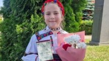 Micuță, dar talentată: Antonia Maria Oniga a câștigat Trofeul categoriei la Concursul Național „Tinere Talente” de la Bistrița-Năsăud