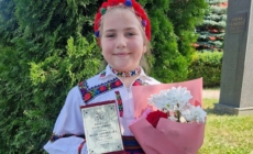 Micuță, dar talentată: Antonia Maria Oniga a câștigat Trofeul categoriei la Concursul Național „Tinere Talente” de la Bistrița-Năsăud