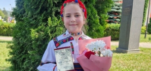 Micuță, dar talentată: Antonia Maria Oniga a câștigat Trofeul categoriei la Concursul Național „Tinere Talente” de la Bistrița-Năsăud