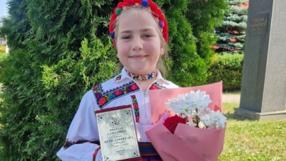 Micuță, dar talentată: Antonia Maria Oniga a câștigat Trofeul categoriei la Concursul Național „Tinere Talente” de la Bistrița-Năsăud