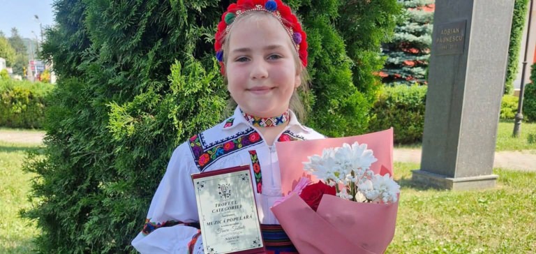 Micuță, dar talentată: Antonia Maria Oniga a câștigat Trofeul categoriei la Concursul Național „Tinere Talente” de la Bistrița-Năsăud