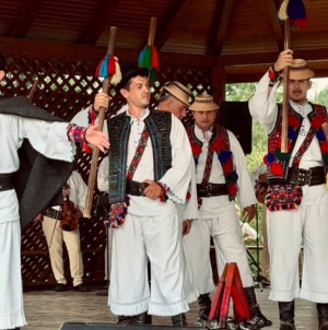 Ansamblul Folcloric Național „Transilvania”, în aplauzele publicului la cea de-a XV-a ediție a Sărbătorii Sânpetrului de pe Valea Rebrei