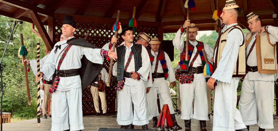 Ansamblul Folcloric Național „Transilvania”, în aplauzele publicului la cea de-a XV-a ediție a Sărbătorii Sânpetrului de pe Valea Rebrei