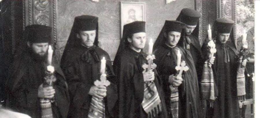 Se împlinesc 32 de ani de la tunderea în monahism a șase slujitori de seamă ai Bisericii; Cine sunt ei astăzi