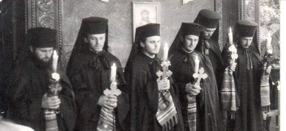 Se împlinesc 32 de ani de la tunderea în monahism a șase slujitori de seamă ai Bisericii; Cine sunt ei astăzi