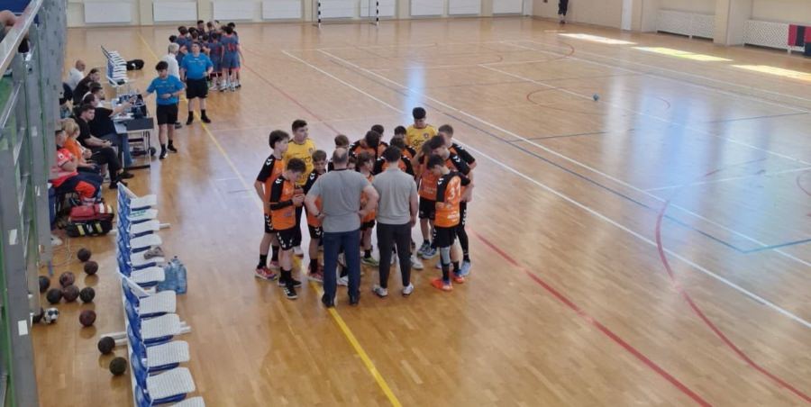 O victorie și un egal pentru echipele maramureșene în prima zi a turneului final al juniorilor 4