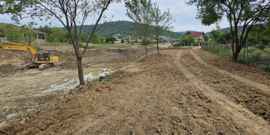 În Tăuții Măgherăuș continuă lucrările la proiectul de amenajare a zonei Lac Hoșteze