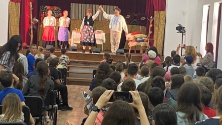 Elevii Școlii Gimnaziale din Cicârlău au sărbătorit Ziua Copilului la teatru
