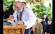 Un moment rar în istoria Bisericii: un tată în fața moaștelor propriei fiice