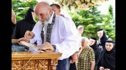 Un moment rar în istoria Bisericii: un tată în fața moaștelor propriei fiice
