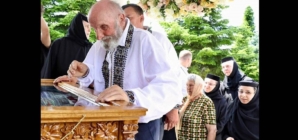 Un moment rar în istoria Bisericii: un tată în fața moaștelor propriei fiice