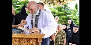 Un moment rar în istoria Bisericii: un tată în fața moaștelor propriei fiice
