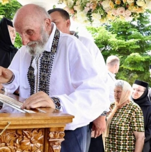 Un moment rar în istoria Bisericii: un tată în fața moaștelor propriei fiice