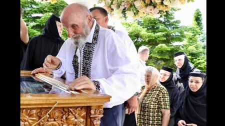 Un moment rar în istoria Bisericii: un tată în fața moaștelor propriei fiice