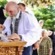 Un moment rar în istoria Bisericii: un tată în fața moaștelor propriei fiice