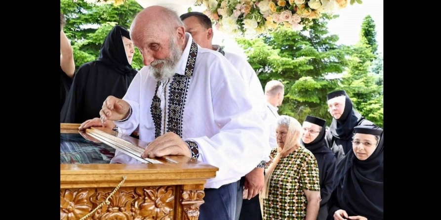 Un moment rar în istoria Bisericii: un tată în fața moaștelor propriei fiice