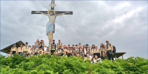 Drumeție pe Vârful Feței la Cruce, final de an pentru Cercetașii Maramureșului din Lăpuș