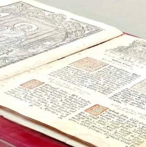 Evanghelie veche de peste trei secole, expusă la Centrul Cultural Pastoral „Sfântul Iosif Mărturisitorul” din Sighet