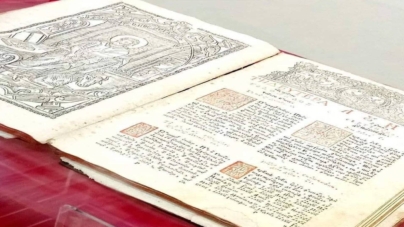 Evanghelie veche de peste trei secole, expusă la Centrul Cultural Pastoral „Sfântul Iosif Mărturisitorul” din Sighet
