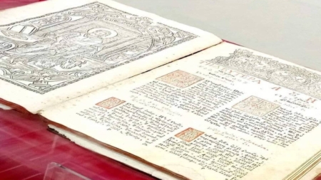 Evanghelie veche de peste trei secole, expusă la Centrul Cultural Pastoral „Sfântul Iosif Mărturisitorul” din Sighet