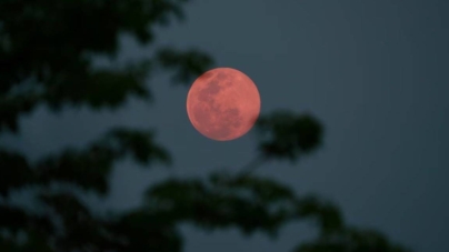 În această noapte, cerul ne va prezenta „Luna Plină a Căpșunilor”