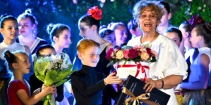 După 40 de ani la catedră, Cristina Kővy a fost omagiată într-un spectacol plin de emoție