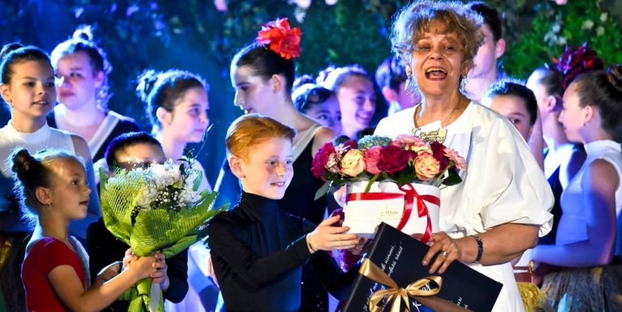 După 40 de ani la catedră, Cristina Kővy a fost omagiată într-un spectacol plin de emoție