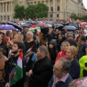 Proteste masive la Budapesta, scandări și mesaje dure la adresa premierului Péter Magyar
