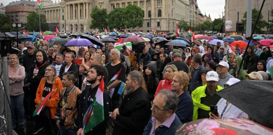 Proteste masive la Budapesta, scandări și mesaje dure la adresa premierului Péter Magyar