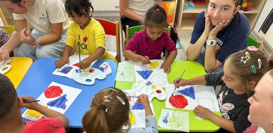 Energie și sprijin în centrele sociale băimărene: Voluntarii americani, alături de copii pe perioada verii