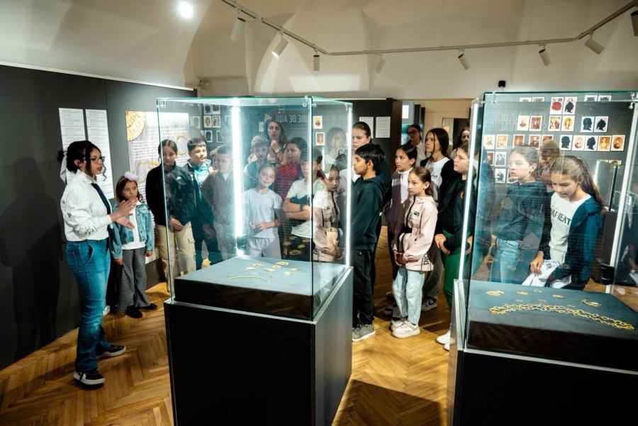 „Muzeograf pentru o zi” la Sighetu Marmației: trei membre ale Cercului de Istorie Gemina au susținut lecții de istorie pentru elevii ciclului primar