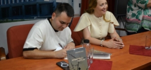 Lansarea volumului de poezie „Atemporal/ Zeitlos”, semnat de Alexandru Sabou, a reunit scriitori, oameni de cultură și elevi la Biblioteca Județeană din Baia Mare