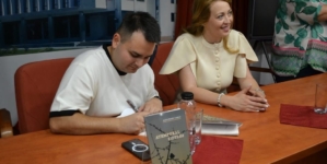 Lansarea volumului de poezie „Atemporal/ Zeitlos”, semnat de Alexandru Sabou, a reunit scriitori, oameni de cultură și elevi la Biblioteca Județeană din Baia Mare