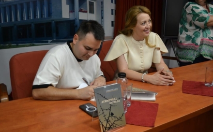 Lansarea volumului de poezie „Atemporal/ Zeitlos”, semnat de Alexandru Sabou, a reunit scriitori, oameni de cultură și elevi la Biblioteca Județeană din Baia Mare