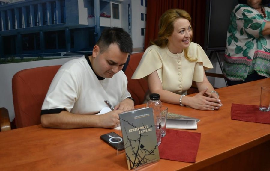 Lansarea volumului de poezie „Atemporal/ Zeitlos”, semnat de Alexandru Sabou, a reunit scriitori, oameni de cultură și elevi la Biblioteca Județeană din Baia Mare