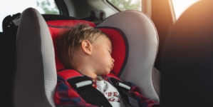 Semnal de alarmă: Nu lăsați copiii singuri în autoturism în perioadele cu temperaturi ridicate!
