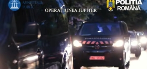 17 percheziții în Poienile de sub Munte. Trei persoane au fost reținute
