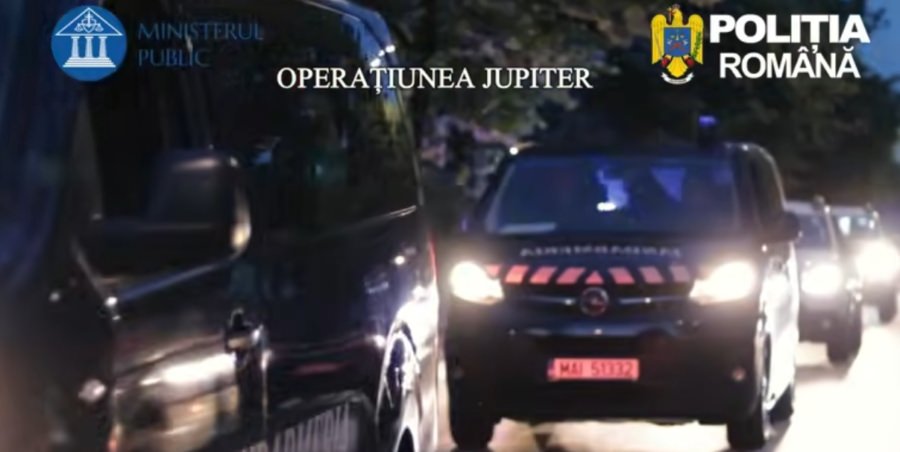17 percheziții în Poienile de sub Munte. Trei persoane au fost reținute