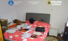Patru percheziții și două persoane reținute într-un dosar de înșelăciune