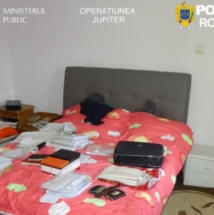 Patru percheziții și două persoane reținute într-un dosar de înșelăciune
