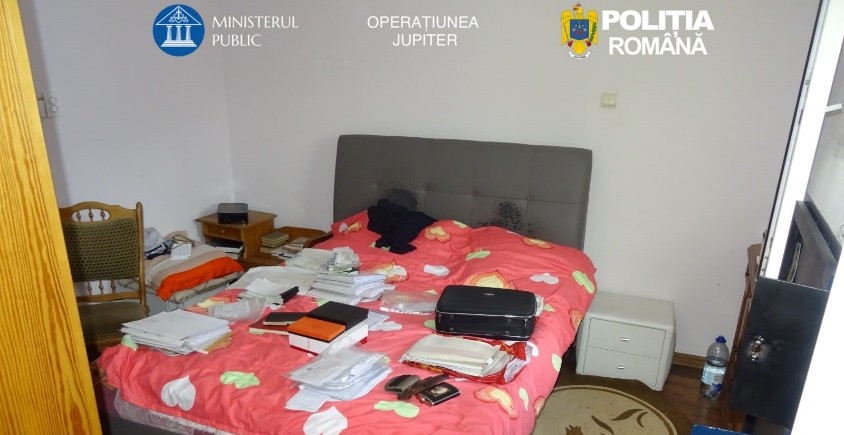 Patru percheziții și două persoane reținute într-un dosar de înșelăciune