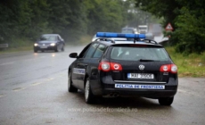 Prins conducând o mașină cu plăcuțe de înmatriculare diferite