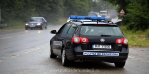 Prins conducând o mașină cu plăcuțe de înmatriculare diferite
