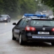 Prins conducând o mașină cu plăcuțe de înmatriculare diferite