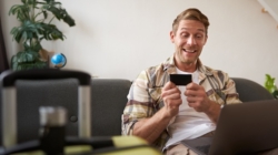 Seri de divertisment acasă: platformele online tot mai populare printre români