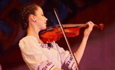 Georgiana Cenan-Pintzoi, violonistă a Ansamblului Folcloric Național „Transilvania”, își serbează ziua de naștere