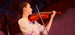 Georgiana Cenan-Pintzoi, violonistă a Ansamblului Folcloric Național „Transilvania”, își serbează ziua de naștere